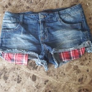 Stretchy jean short shorts with red plaid pocket